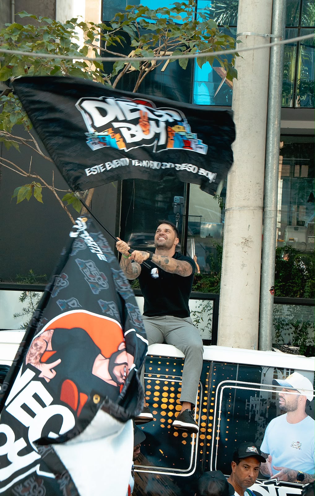 Diego Boy com a bandeira da campanha durante ação de rua na Zona Norte de São Paulo
